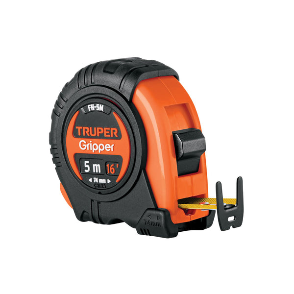 Flexómetro Gripper Truper resistente a impactos con clip de palanca y gancho doble